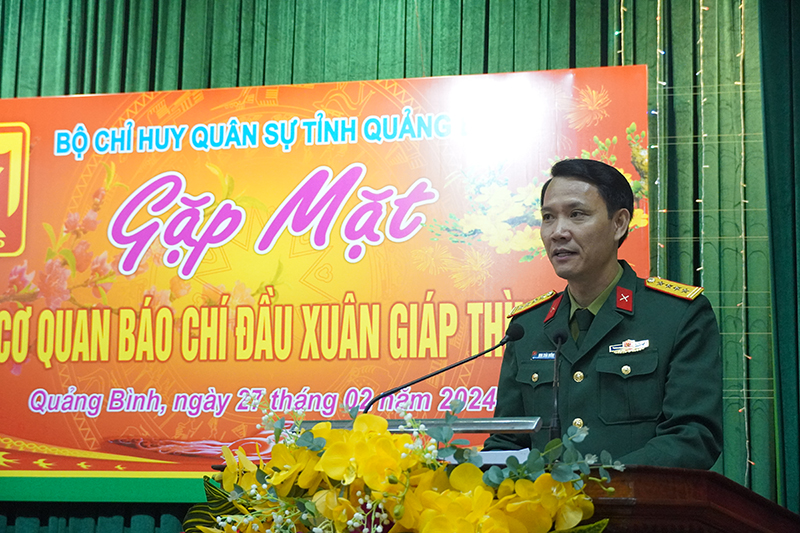 Đại tá Đinh Xuân Hướng, Chính ủy Bộ CHQS tỉnh phát biểu tại buổi gặp mặt.
