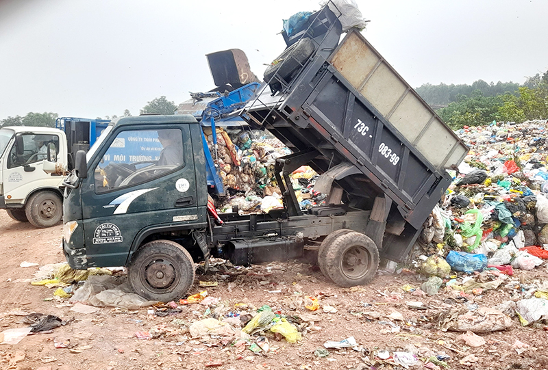Những ngày sau Tết, bãi rác huyện Quảng Trạch tấp nập xe chở rác ra vào.