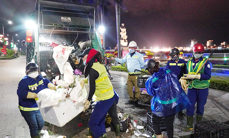 Công nhân Công ty CP Môi trường và Phát triển đô thị Quảng Bình thu gom rác thải trong đêm giao thừa Tết Giáp Thìn.
