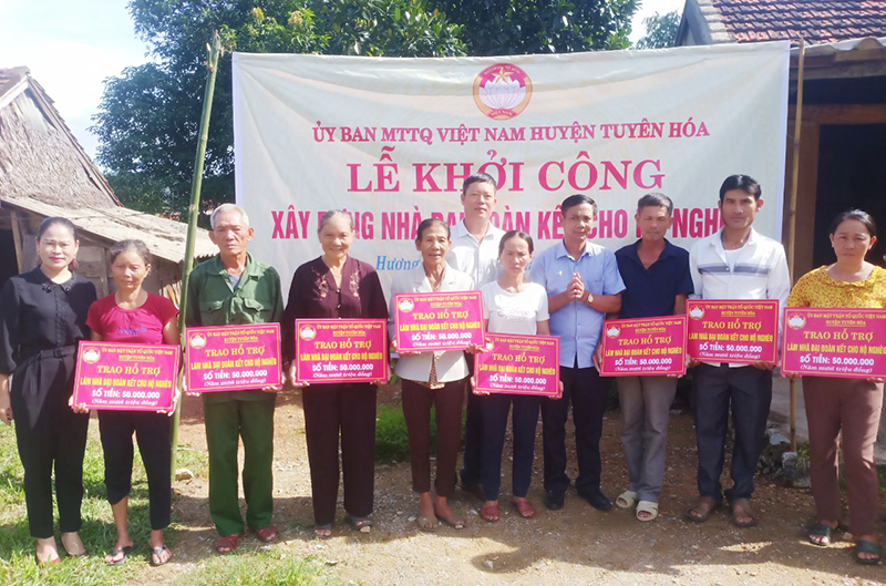 Nhiều gia đình khó khăn được Ủy ban MTTQVN huyện Tuyên Hóa kêu gọi, vận động tiền hỗ trợ xây dựng nhà  