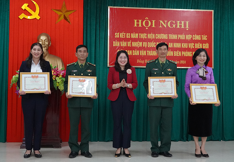 Phó Chủ tịch Thường trực UBND TP. Đồng Hới Hoàng Thị Thanh Nhung trao giấy khen cho 4 cá nhân có thành tích xuất sắc trong 3 năm thực hiện chương trình phối hợp công tác.