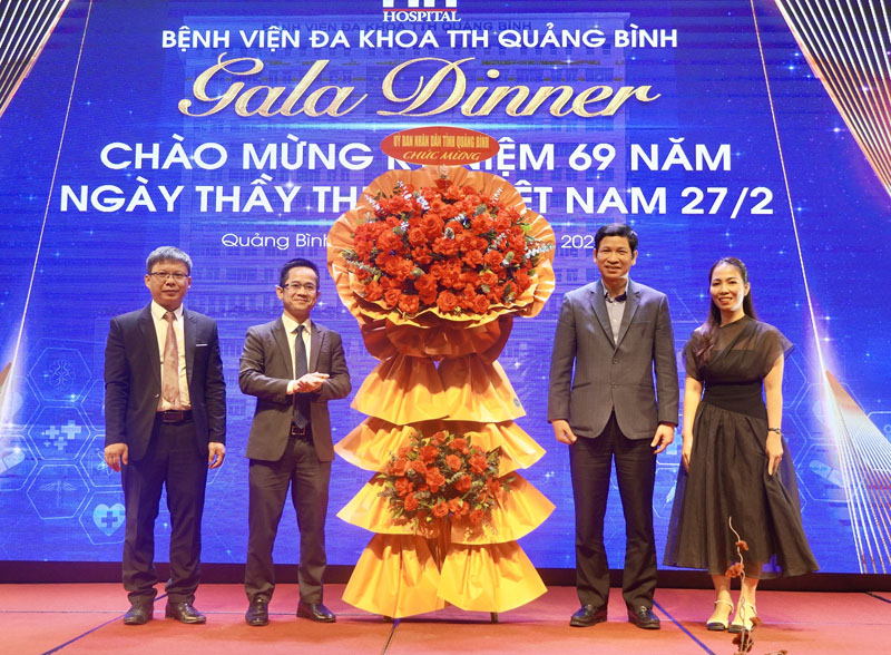 Đồng chí Phó Chủ tịch UBND tỉnh Hồ An Phong tặng hoa chúc mừng Bệnh viện đa khoa TTH Quảng Bình.