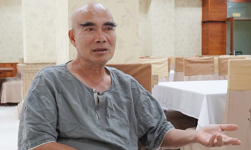 Đạo diễn Lưu Trọng Ninh trò chuyện với phóng viên Báo Quảng Bình.