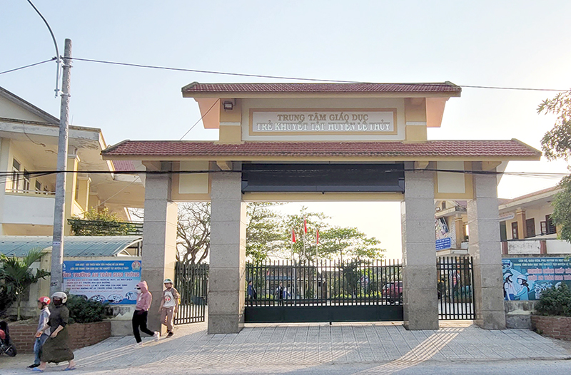 Trung tâm GDTKT huyện Lệ Thủy, nơi xảy ra sự việc đáng tiếc khiến một học sinh bị gãy cả hai tay.