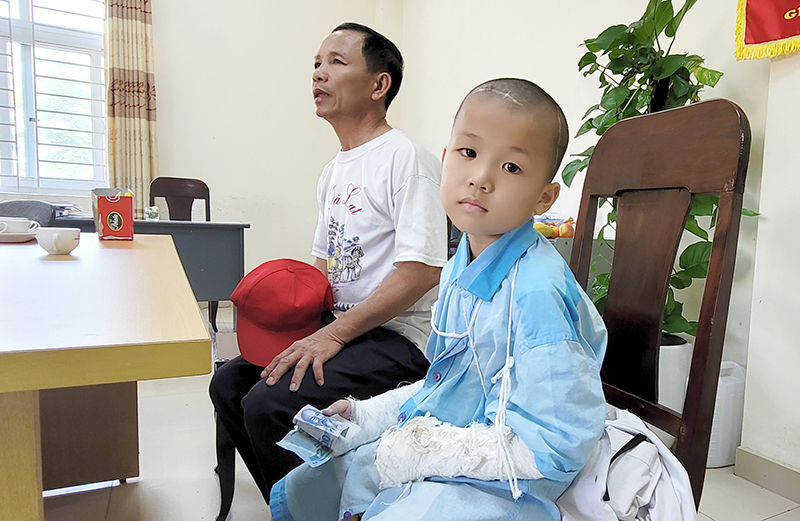 Hai cha con anh Nguyễn Quốc Khánh tại Báo Quảng Bình.