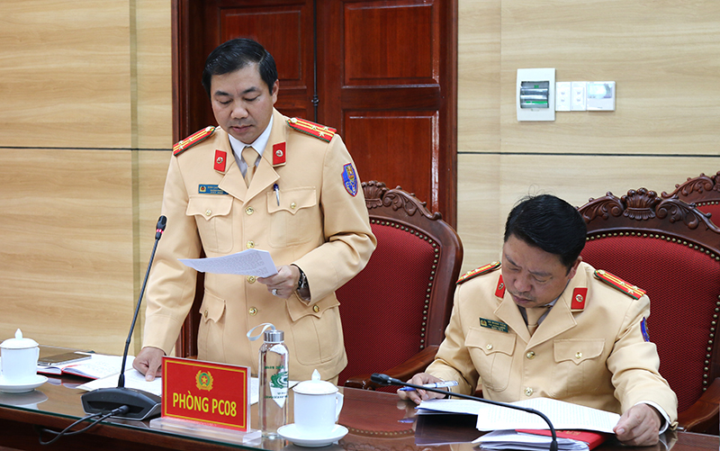 Thượng tá Đinh Cao Quang, Trưởng phòng CSGT Công an tỉnh báo cáo kết quả công tác bảo đảm TTATGT 2 tháng đầu năm 2024 và sơ kết thực hiện Kế hoạch số 634/KH-BCA-V01-C08.
