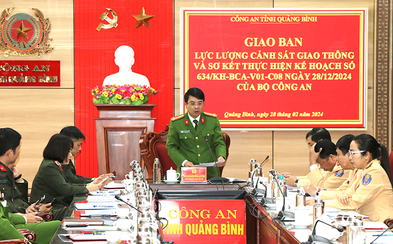 Đại tá Hoàng Khắc Lương, Phó Giám đốc Công an tỉnh phát biểu chỉ đạo tại hội nghị. 