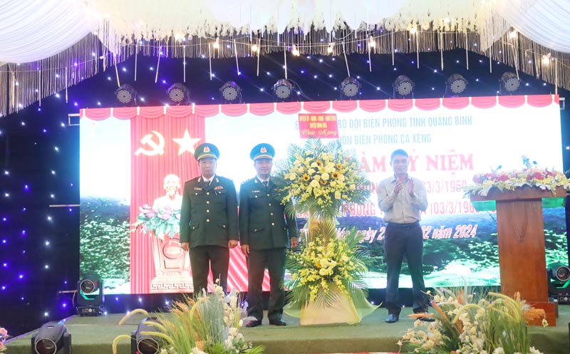 Đồng chí Bùi Anh Tuấn, Tỉnh ủy viên, Bí thư Huyện ủy, Chủ tịch HĐND huyện Minh Hóa tặng hoa cho cán bộ, chiến sỹ Đồn BP Cà Xèng.