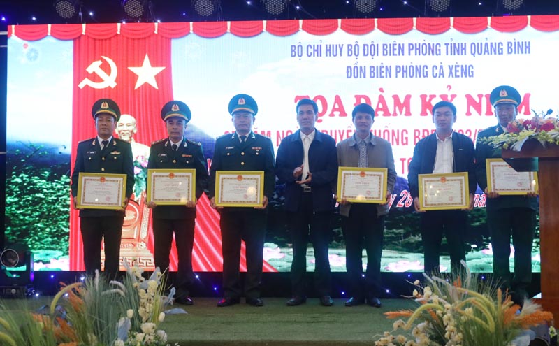 Lãnh đạo huyện Minh Hóa tặng giấy khen của huyện Minh Hóa cho các cá nhân có nhiều thành tích xuất sắc trong thực hiện ngày biên phòng toàn dân giai đoạn 2019-2024. 