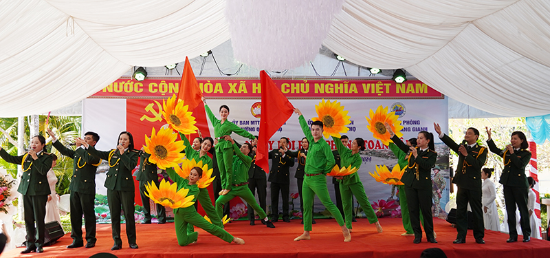 Nhiều tiết mục văn hóa, văn nghệ đặc sắc được biểu diễn tại ngày hội.