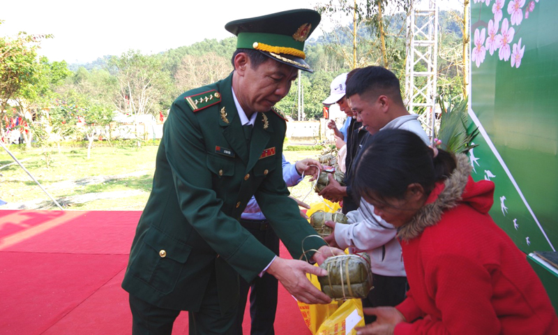 Đồng chí đại tá Lê Văn Tiến, Chính ủy BĐBP tỉnh tặng quà cho đồng bào dân tộc thiểu số khó khăn.
