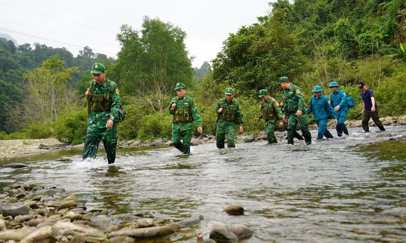  Bộ đội Biên phòng tỉnh cùng dân quân địa phương tuần tra đường biên, cột mốc.