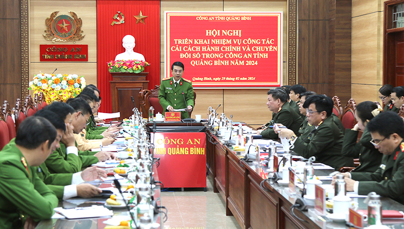 Đại tá Hoàng Khắc Lương, Phó Giám đốc Công an tỉnh phát biểu tại hội nghị.