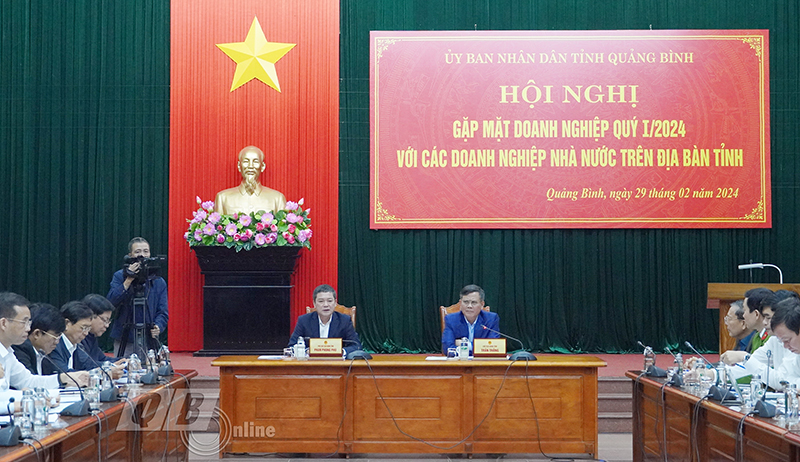 Đồng chí Chủ tịch UBND tỉnh Trần Thắng và đồng chí Phó Chủ tịch UBND tỉnh Phan Phong Phú chủ trì hội nghị.