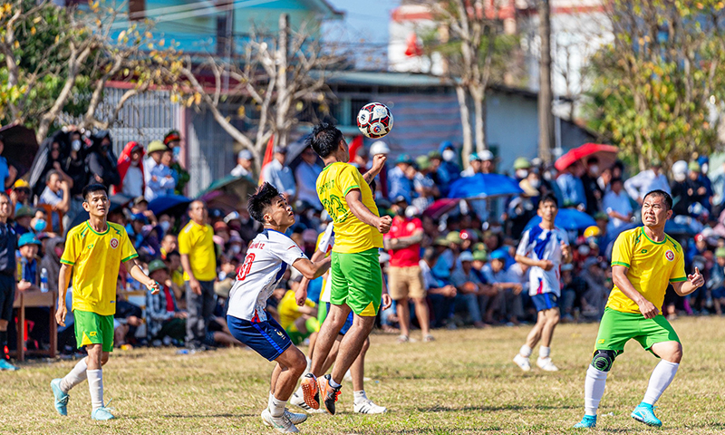Giải bóng đá thị trấn Hoàn Lão (Bố Trạch). Ảnh: Bình Dương