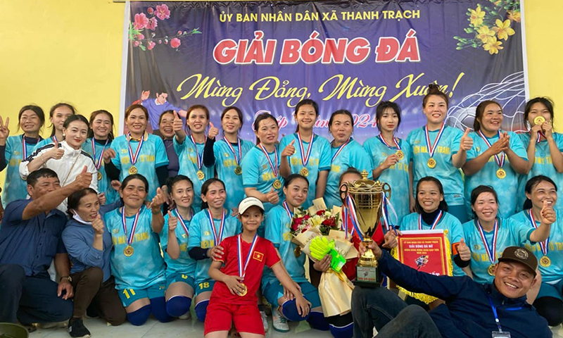 Đội bóng đá nữ thôn Tiền Phong (xã Thanh Trạch, Bố Trạch).