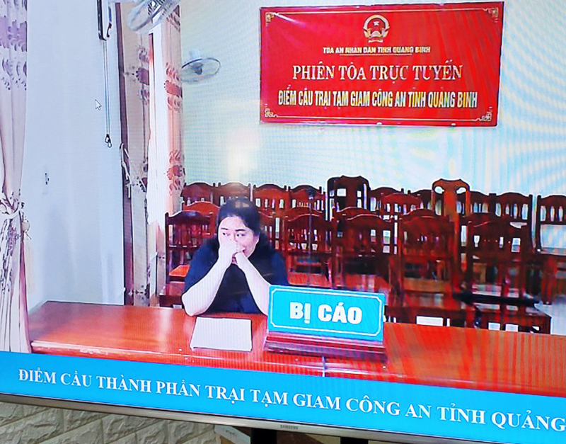 Bị cáo Trương Thị Lan Anh tại điểm cầu trực tuyến Trại tạm giam Công an tỉnh (ảnh chụp qua màn hình TV)