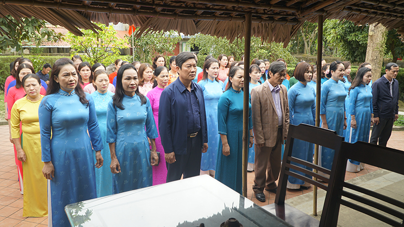 Cán bộ, hội viên Hội LHPN tỉnh, LHPN huyện Lệ Thủy làm lễ dâng hương tại Nhà lưu niệm Đại tướng Võ Nguyên Giáp