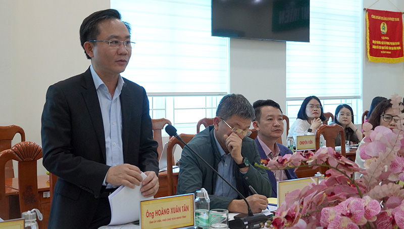 Đôồng chí Phó Chủ tịch HĐND tỉnh Hoàng Xuân Tân phát biểu tại buổi làm việc