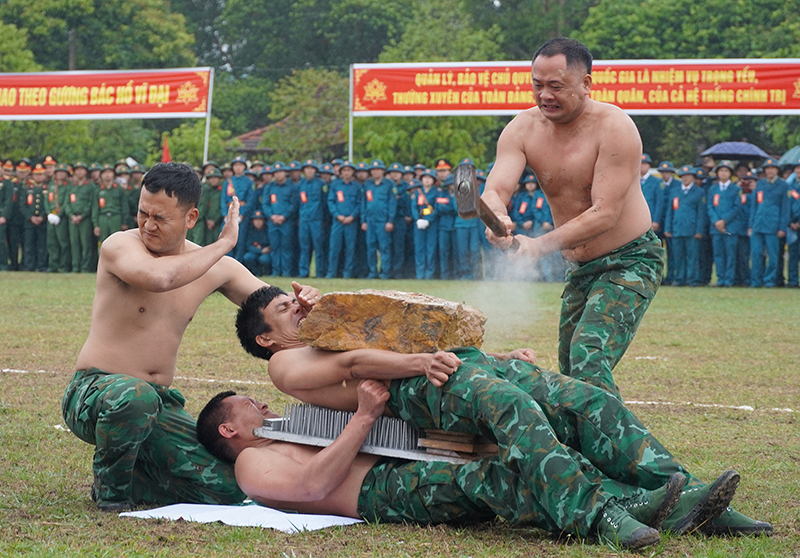 Những màn biểu diễn võ thuật, khí công ấn tượng của Bộ đội Biên phòng tỉnh