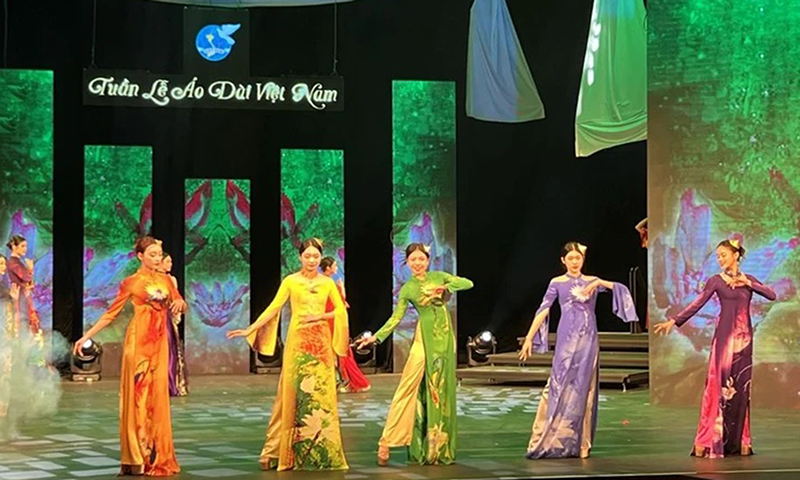 Chương trình nghệ thuật “Hương sắc Áo dài Việt”.