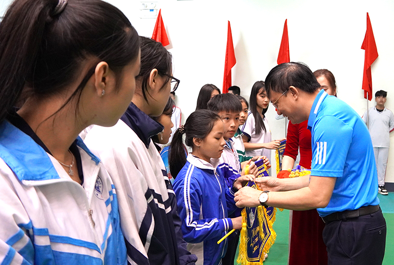 Đồng chí Trưởng phòng Giáo dục-Đào tạo TP. Đồng Hới Hồ Thanh Hải trao tặng cờ lưu niệm cho các đoàn tham gia HKPĐ năm 2024.