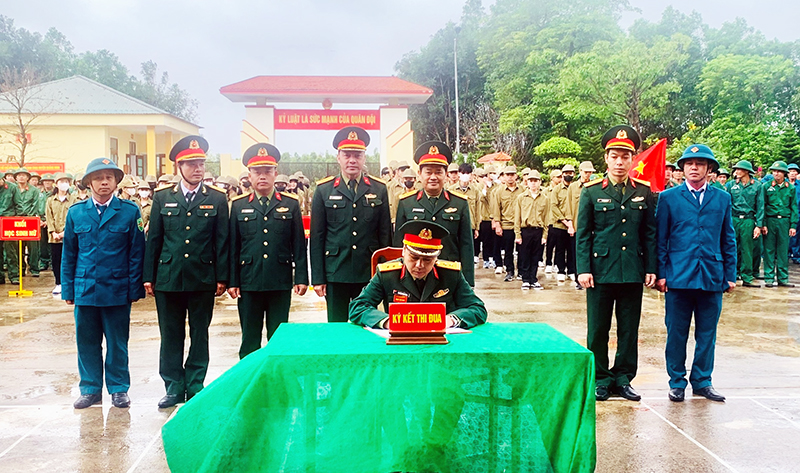  Các đơn vị lực lượng vũ trang trên địa bàn huyện ký kết giao ước thi đua. 