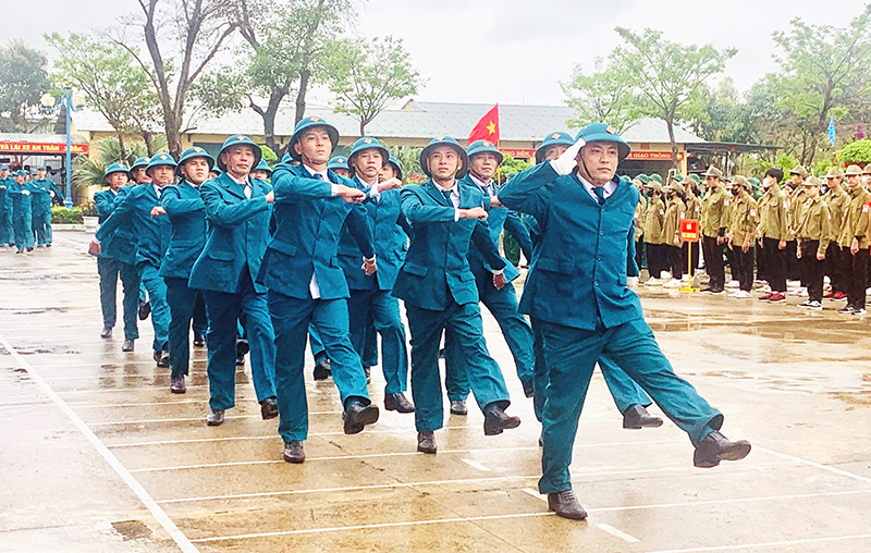 Lực lượng vũ trang huyện Quảng Ninh diễu hành biểu dương lực lượng.