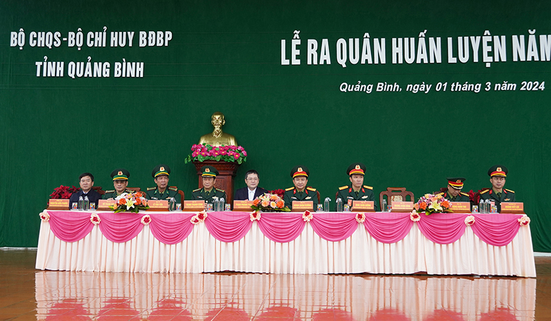 Đoàn chủ tịch buổi lễ ra quân huấn luyện năm 2024 của lực lượng vũ trang tỉnh Quảng Bình.