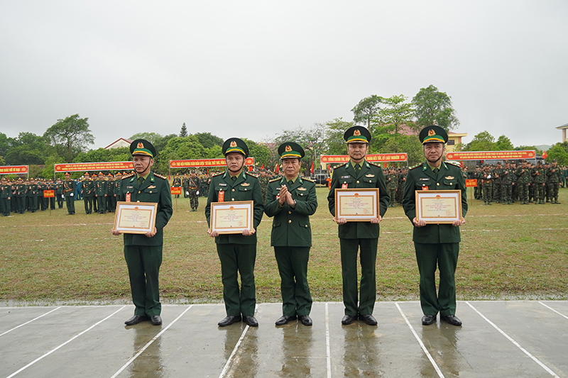 Thừa ủy quyền của Bộ tư lệnh BĐBP, Đại tá Trịnh Thanh Bình, Chỉ huy trưởng BĐBP tỉnh Quảng Bình trao giấy chứng nhận Đơn vị vững mạnh toàn diện,  