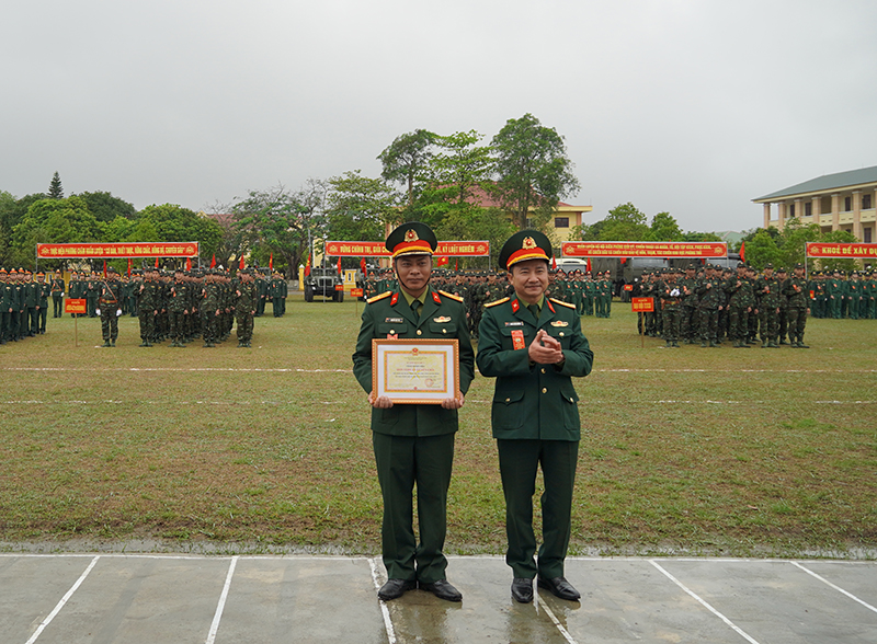 Đại tá Đoàn Xuân Bường trao danh hiệu  &quot;Đơn vị huấn luyện giỏi &quot; của Bộ Tư lệnh Quân khu 4 tặng Tiểu đoàn Bộ binh 42, Trung đoàn 996, Bộ CHQS tỉnh Quảng Bình.