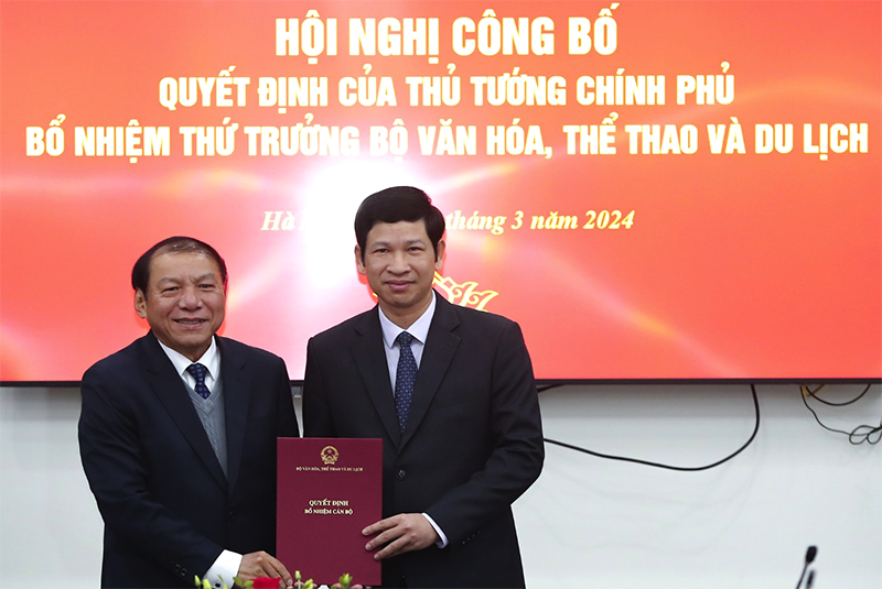 Thừa ủy quyền của Thủ tướng Chính phủ, Bộ trưởng Bộ Văn hóa, Thể thao và Du lịch Nguyễn Văn Hùng trao Quyết định bổ nhiệm cho Thứ trưởng Hồ An Phong.