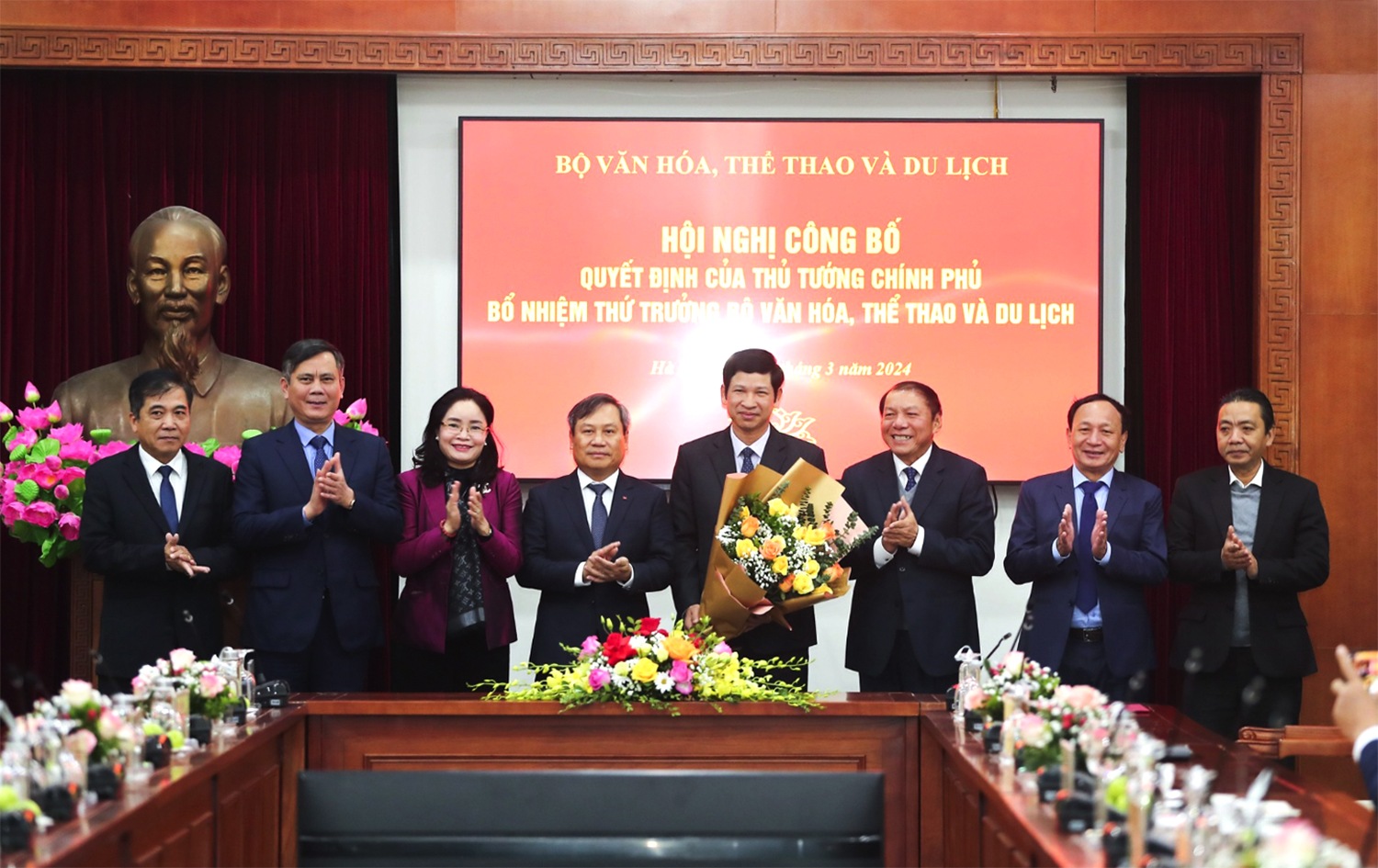 Lãnh đạo Bộ VHTTDL và Lãnh đạo tỉnh Quảng Bình chụp ảnh lưu niệm.