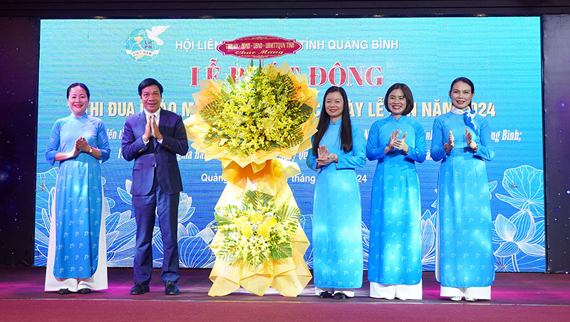 Đồng chí Phó Chủ tịch Thường trực HĐND tỉnh Nguyễn Công Huấn tặng hoa chúc mừng CB,HV tại lễ phát động