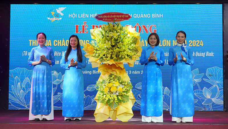 Đồng chí Nguyễn Thị Thu Hiền, Phó Chủ tịch Trung ương Hội LHPN tặng hoa chúc mừng các cấp hội và cán bộ, hội viên
