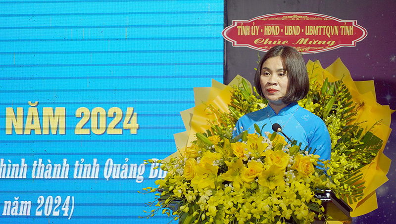 Đồng chí Chủ tịch Hội LHPN tỉnh Diệp Thị Minh Quyết phát động phong trào thi đua
