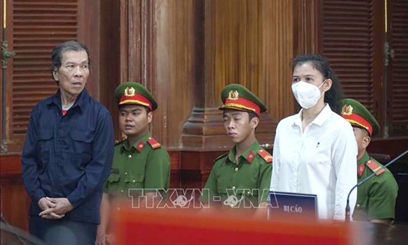 Hai bị cáo Trần Văn Sỹ (trái) và bị cáo Đặng Thị Hàn Ni (phải) nghe tuyên án.