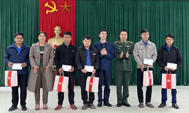 Đại diện lãnh đạo Báo Quảng Bình, Đoàn KT-QP 79, xã Ngân Thủy trao quà cho các đoàn viên có hoàn cảnh khó khăn xã Ngân Thủy.