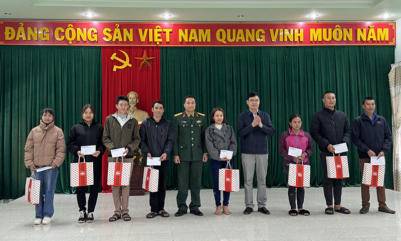 Đại diện Công đoàn Báo Quảng Bình và Đoàn KT-QP 79 trao quà cho các đoàn viên có hoàn cảnh khó khăn của Đoàn KT-QP 79.