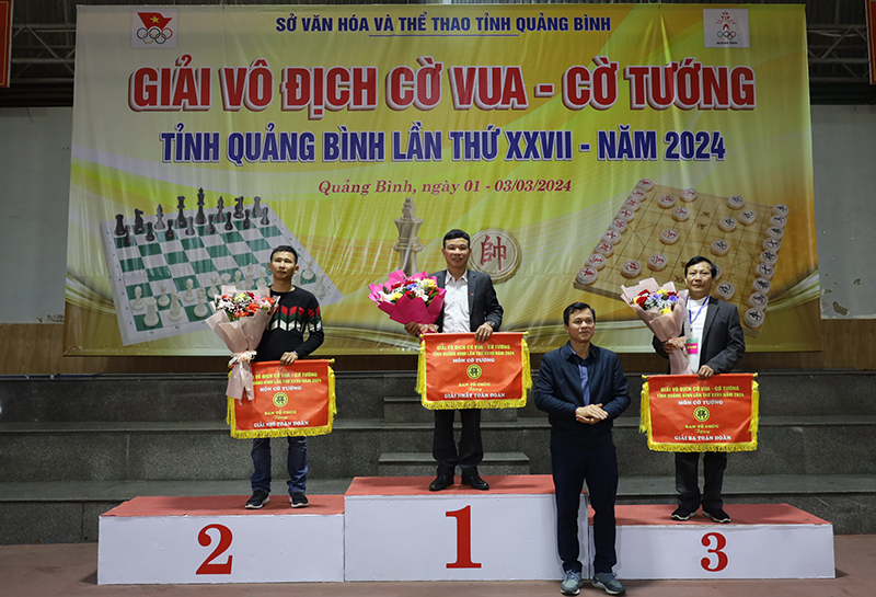 Ban tổ chức trao giải toàn đoàn môn cờ vua cho các đội xuất sắc.  