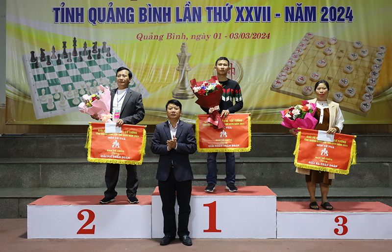 Ban tổ chức trao giải toàn đoàn môn cờ vua cho các đội xuất sắc.  