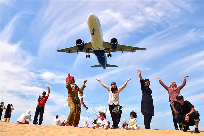 Khách du lịch tại Phuket, Thái Lan ngày 13/2/2023. Ảnh: AFP/TTXVN