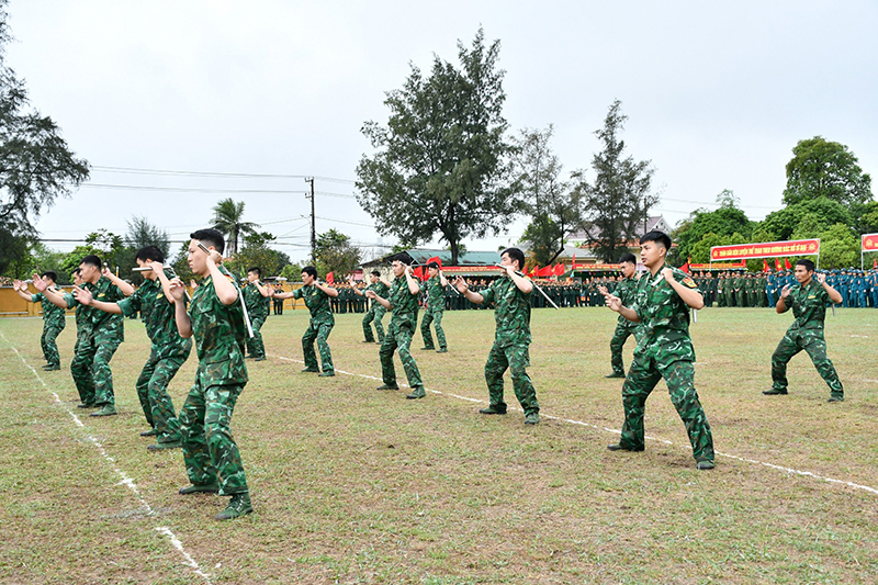 Màn biểu diễn côn nhị khúc của các chiến sỹ BĐBP tỉnh tại lễ ra quân huấn luyện năm 2024.