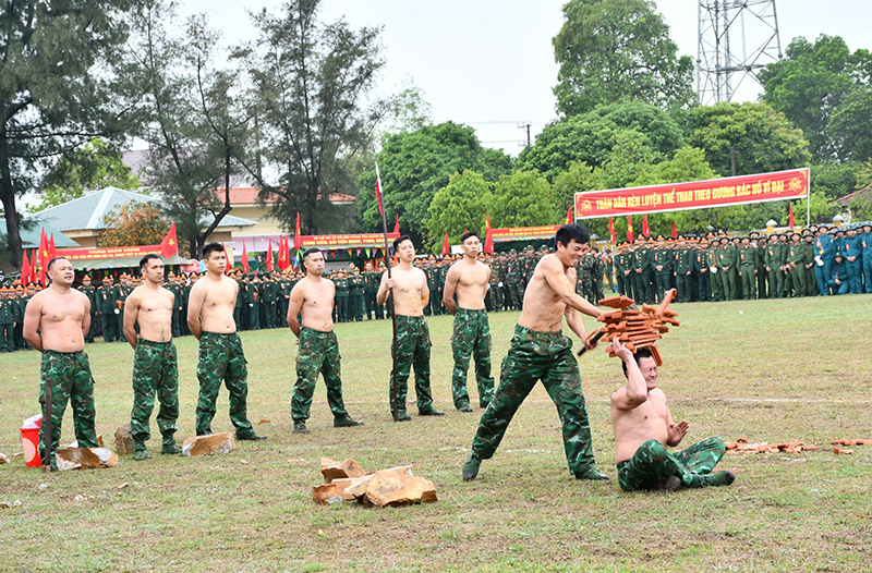 Chiến sỹ BĐBP tỉnh vận khí công đội chồng ngói trên đầu để đồng đội đập vỡ chồng ngói.