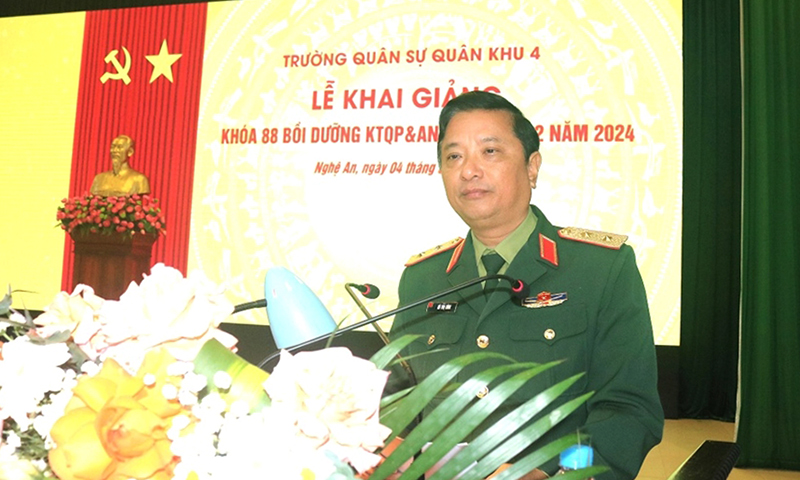 Trung tướng Hà Thọ Bình, Tư lệnh Quân khu 4 phát biểu chỉ đạo. 