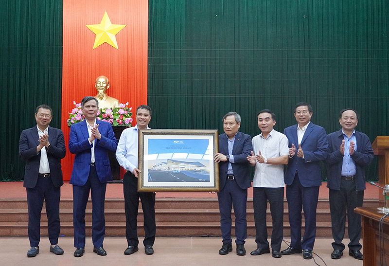 Đồng chí Tổng giám đốc ACV Vũ Thế Phiệt trao quà lưu niệm cho các đồng chí Thường trực Tỉnh ủy.