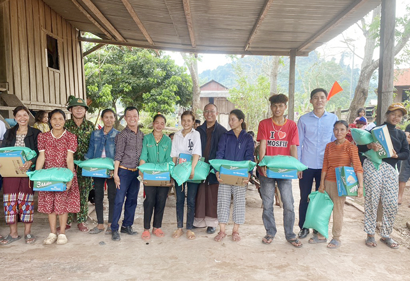 Đại diện Hội Bảo trợ người khuyết tật và trẻ mồ côi tỉnh và Câu lạc bộ Ánh Quang Minh trao quà cho người dân xã Trường Sơn.