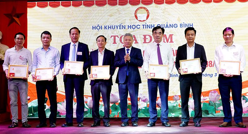 Phó Chủ tịch Hội KH Việt Nam Nguyễn Hồng Sơn trao kỷ niệm chương “Vì sự nghiệp khuyến học” cho các cá nhân.