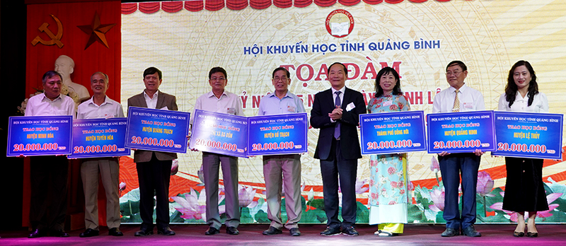 Đồng chí Chủ tịch Hội KH tỉnh Trần Xuân Vinh trao học bổng cho các huyện, thị xã, thành phố.