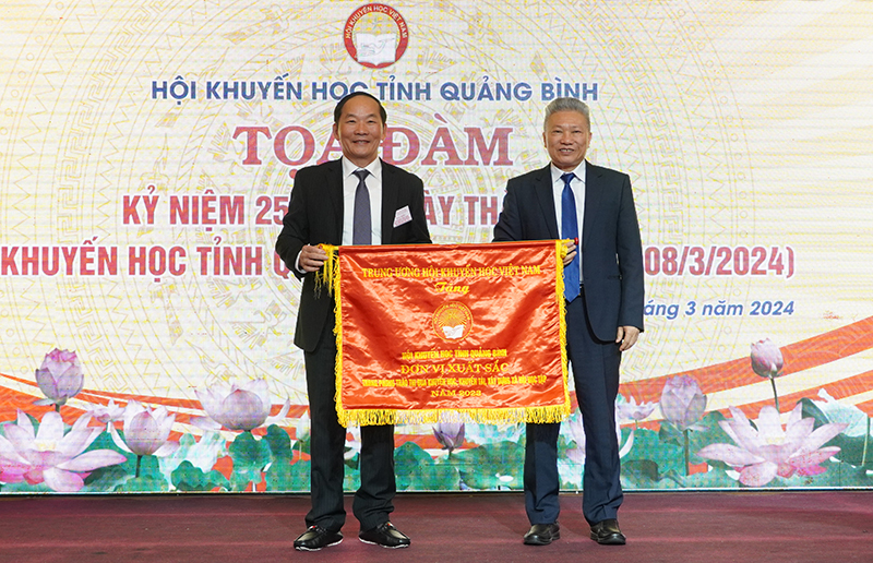 Đồng chí Phó Chủ tịch Hội KH Việt Nam Nguyễn Hồng Sơn trao cờ thi đua của Trung ương Hội KH Việt Nam tặng Hội KH tỉnh.